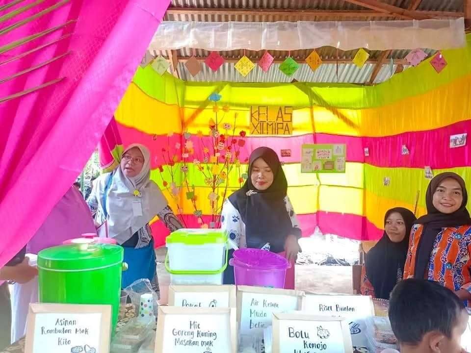 Kunjungan oleh tamu ke stand bazar