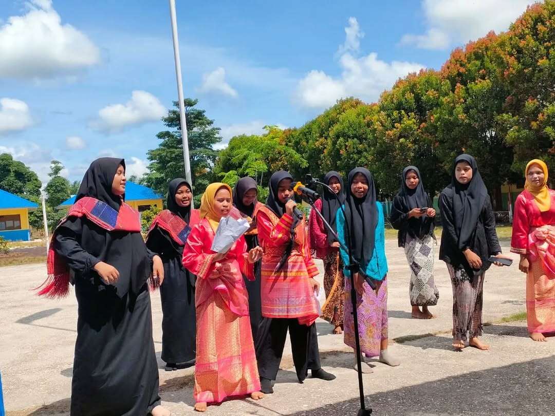 Penampilan Siswi SMAN 2 Sungai Apit