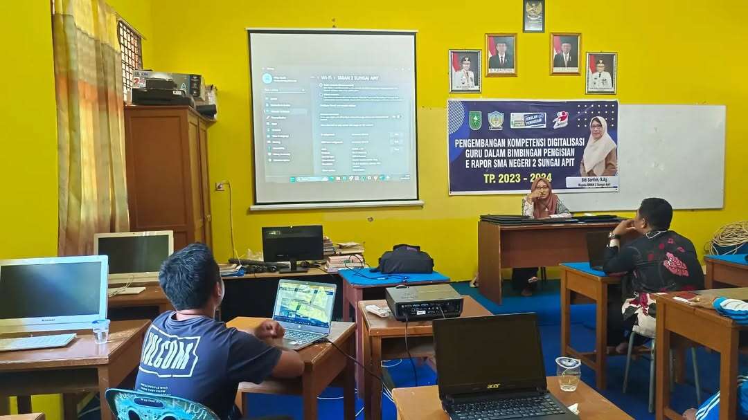 Kepala SMAN 2 Sungai Apit memberikan materi terkait erapor